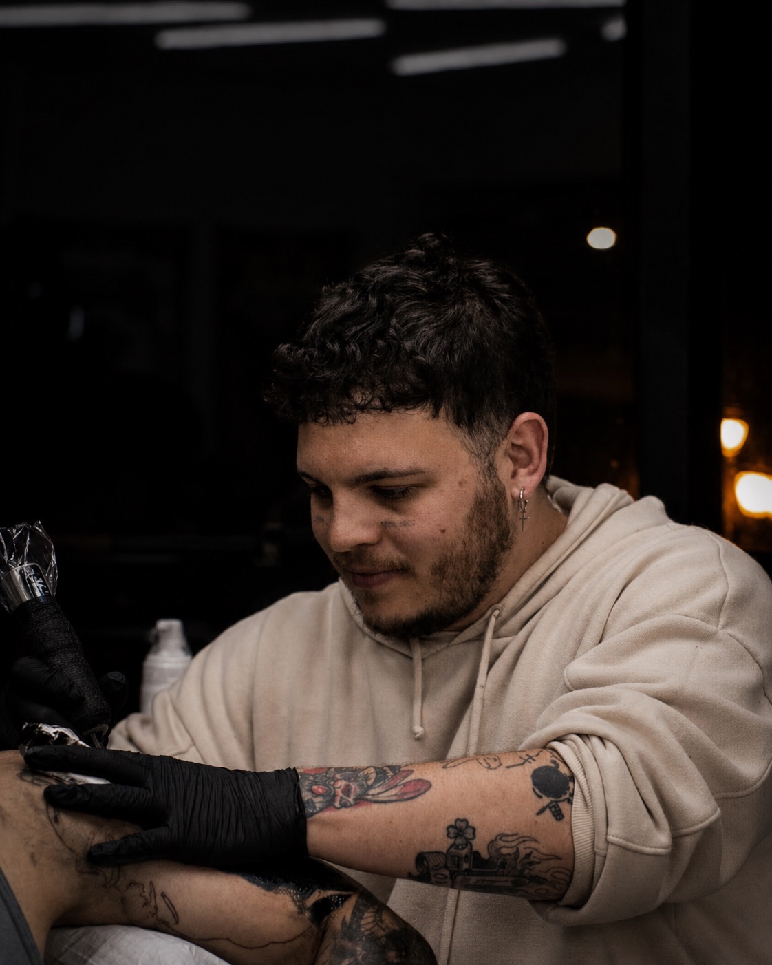 Krauser tatuando durante uma sessão