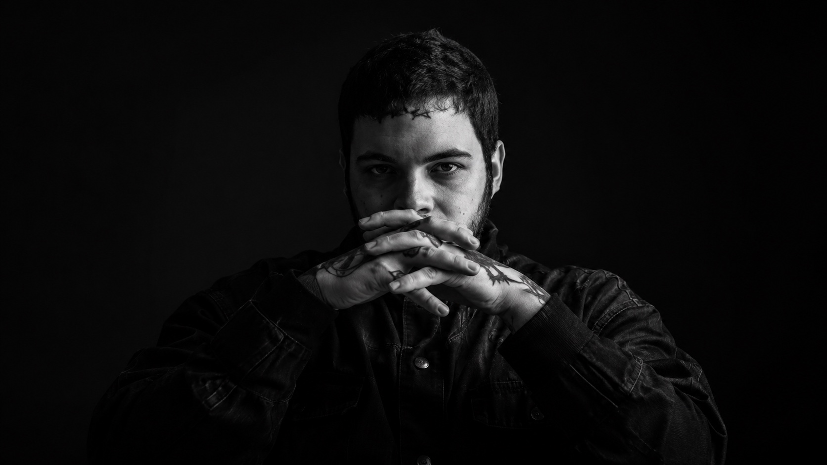 Retrato em preto e branco do tatuador Krauser
